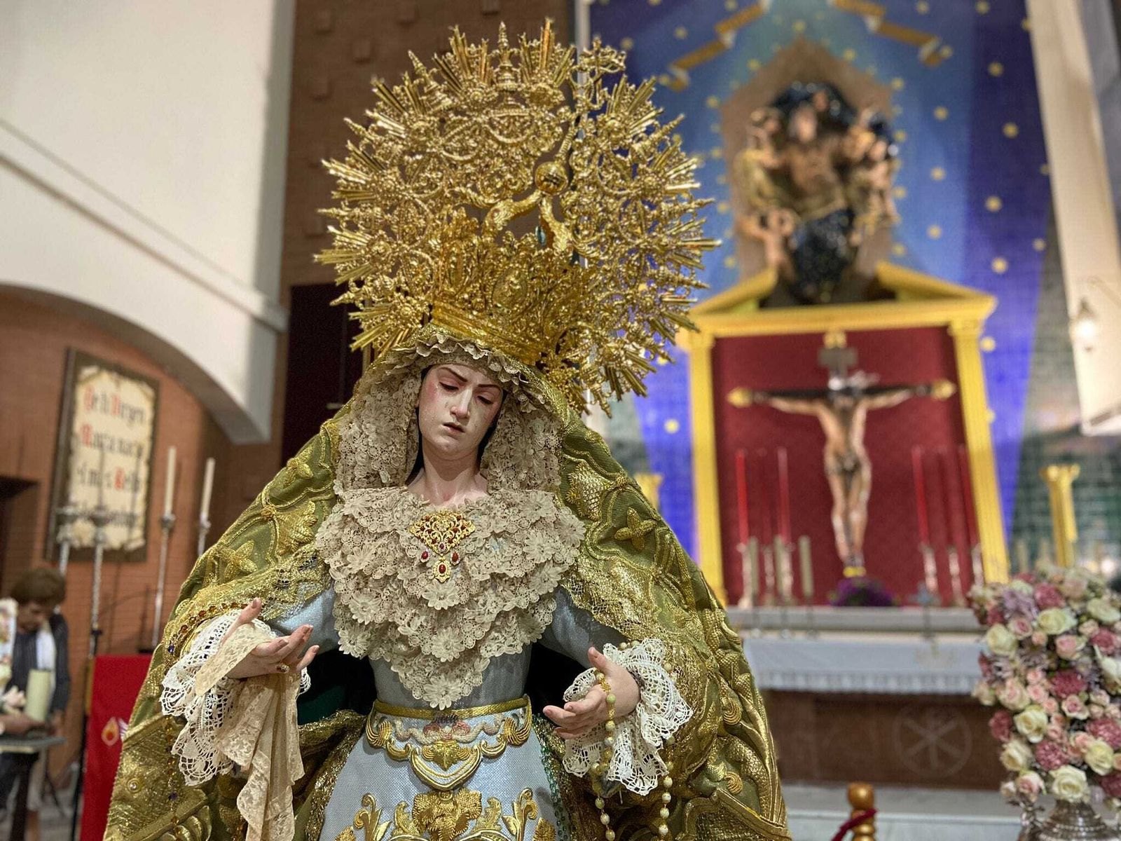 Nuestra Señora del Rocío en su altar